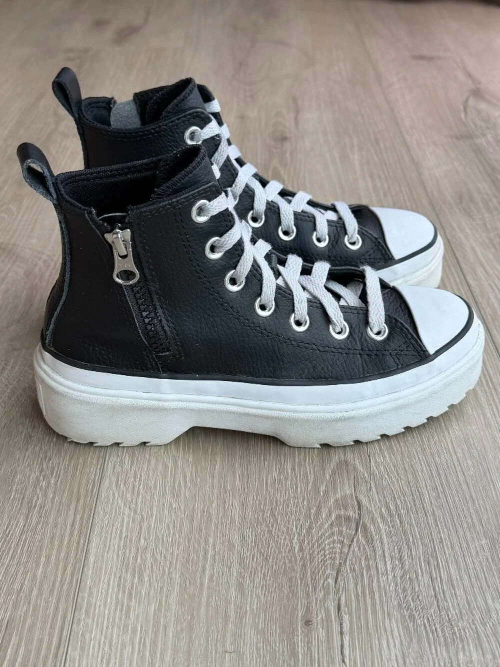 Converse Chuck Taylor Lugged Lift Leather High Top Big Kids US 3